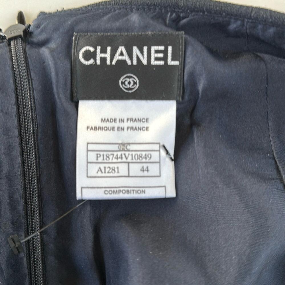 CHANEL VINTAGE skirt vintage 2002. Size 44black. Flair bottom